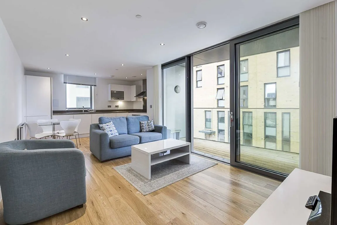 1 bed flat to rent — Arc Tower, Ealing Broadway, London