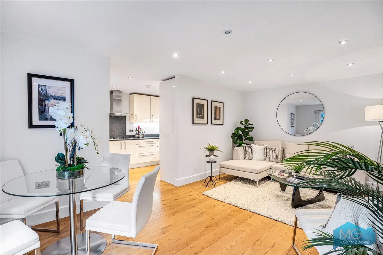 Holden Road, London, N12, photo 2