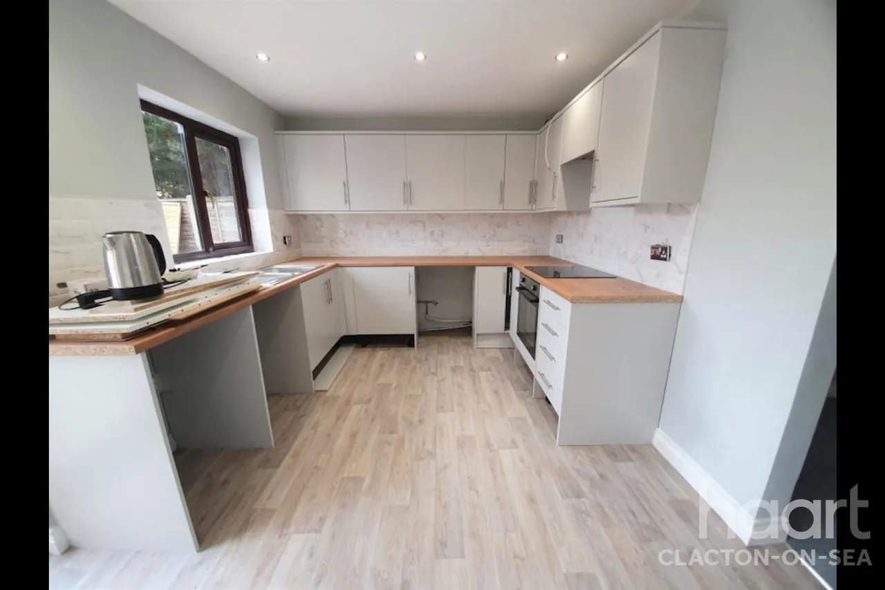Muswell Walk, CO16, photo 4