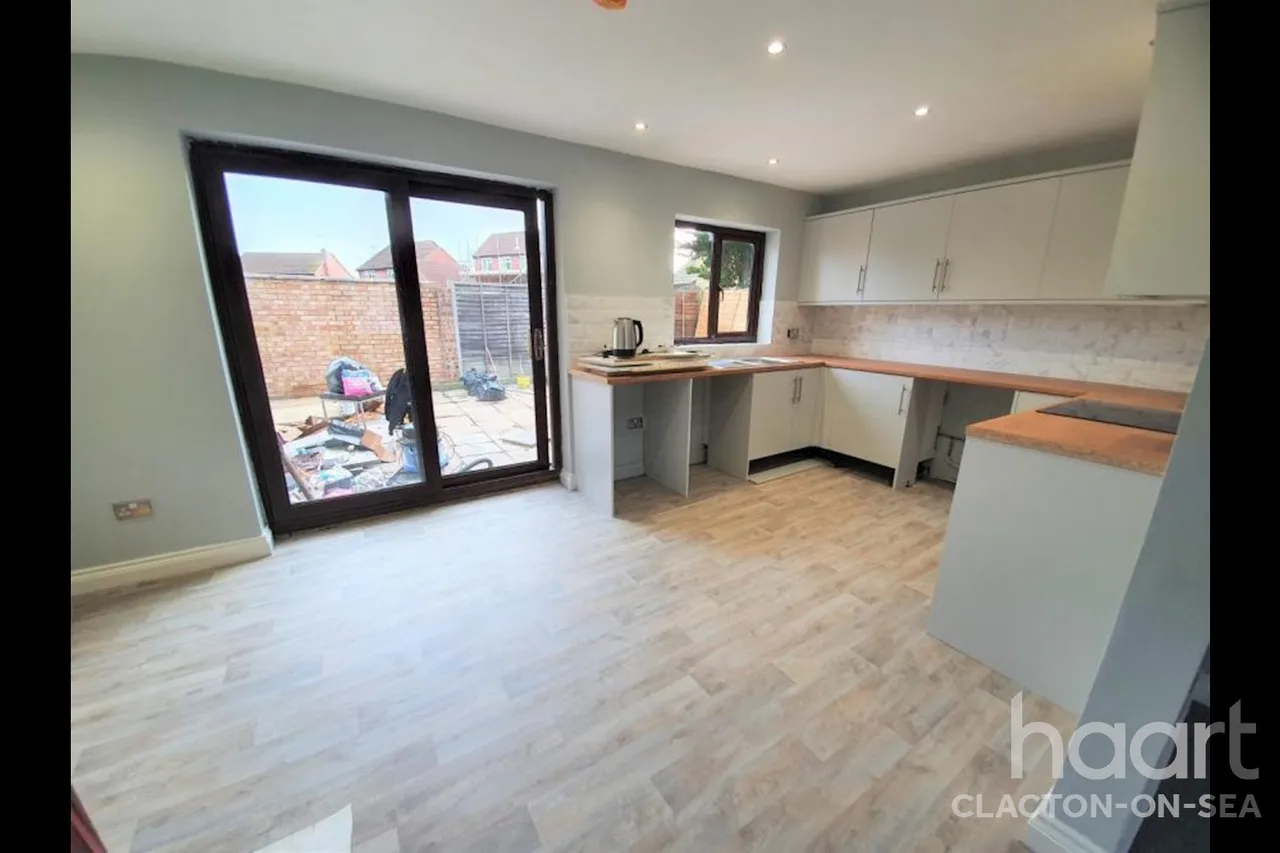 Muswell Walk, CO16, photo 2