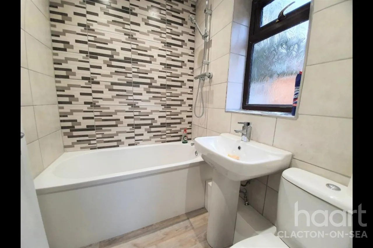 Muswell Walk, CO16, photo 6