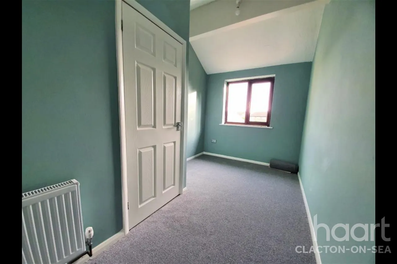 Muswell Walk, CO16, photo 8
