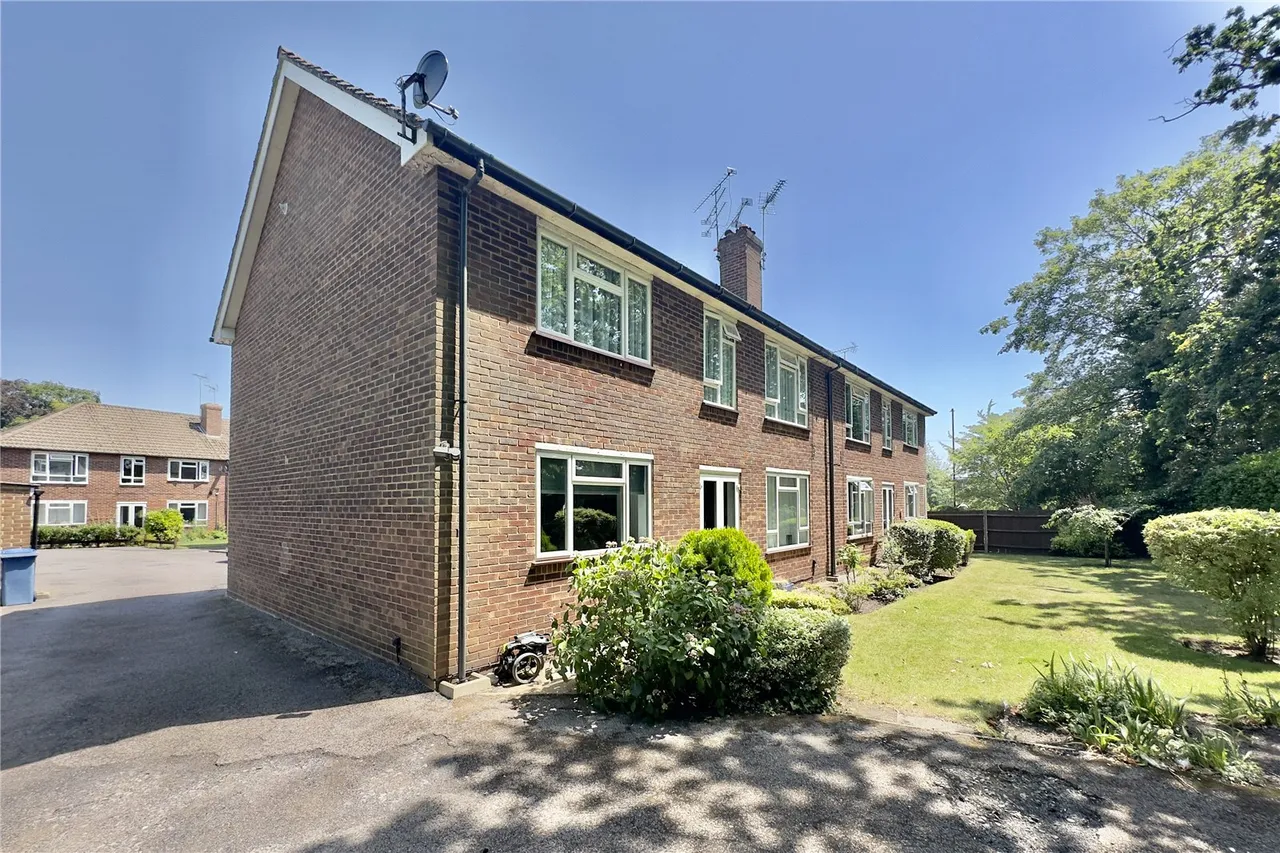 Victoria Road, Fleet, Hampshire, GU51 4DH, photo 3