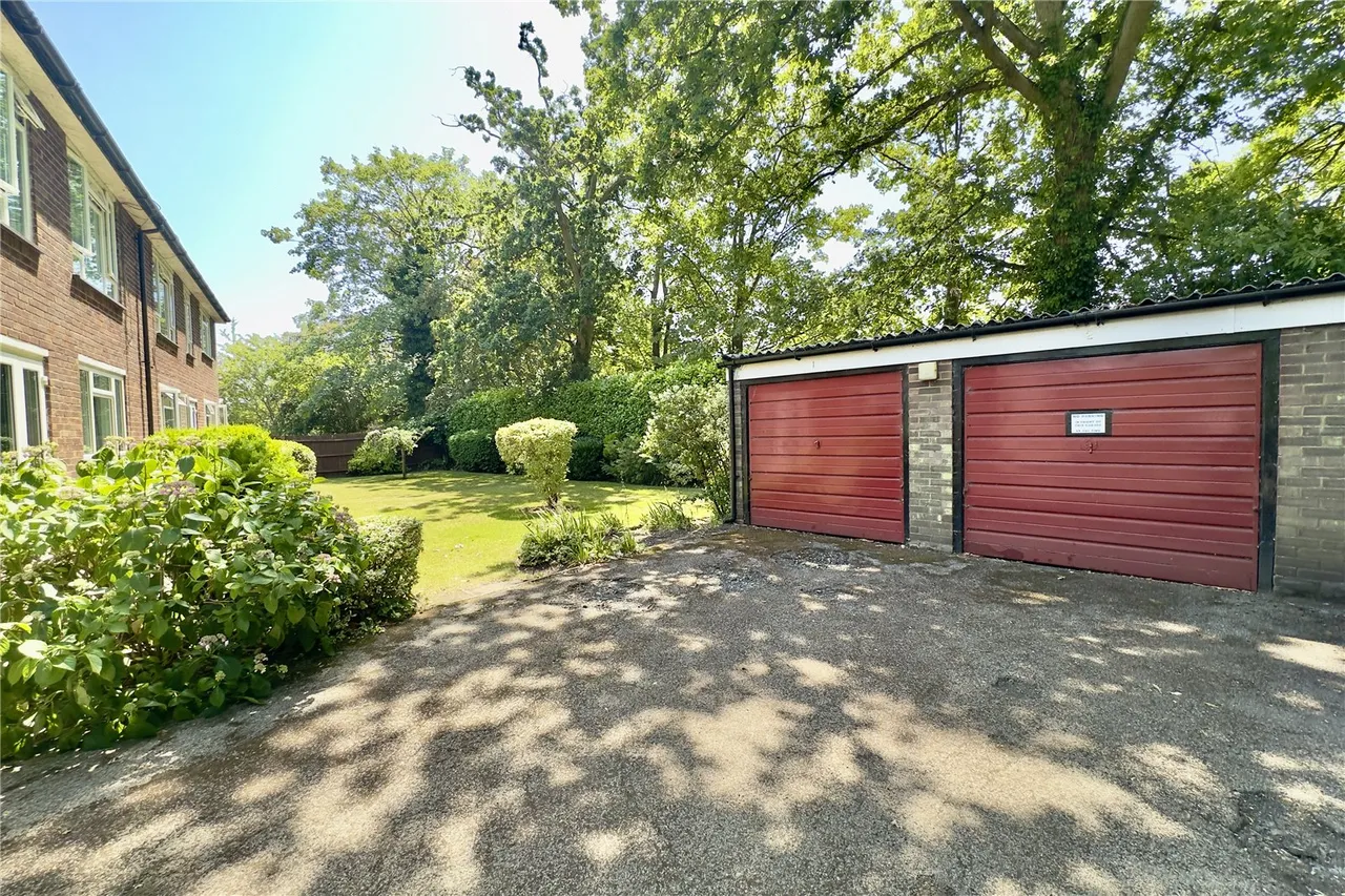 Victoria Road, Fleet, Hampshire, GU51 4DH, photo 2