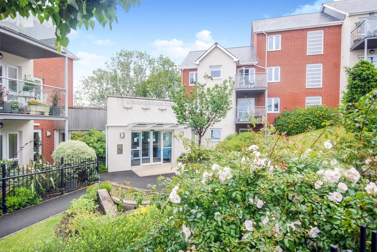 2 bed flat for sale, Foxes Road, Newport, PO30