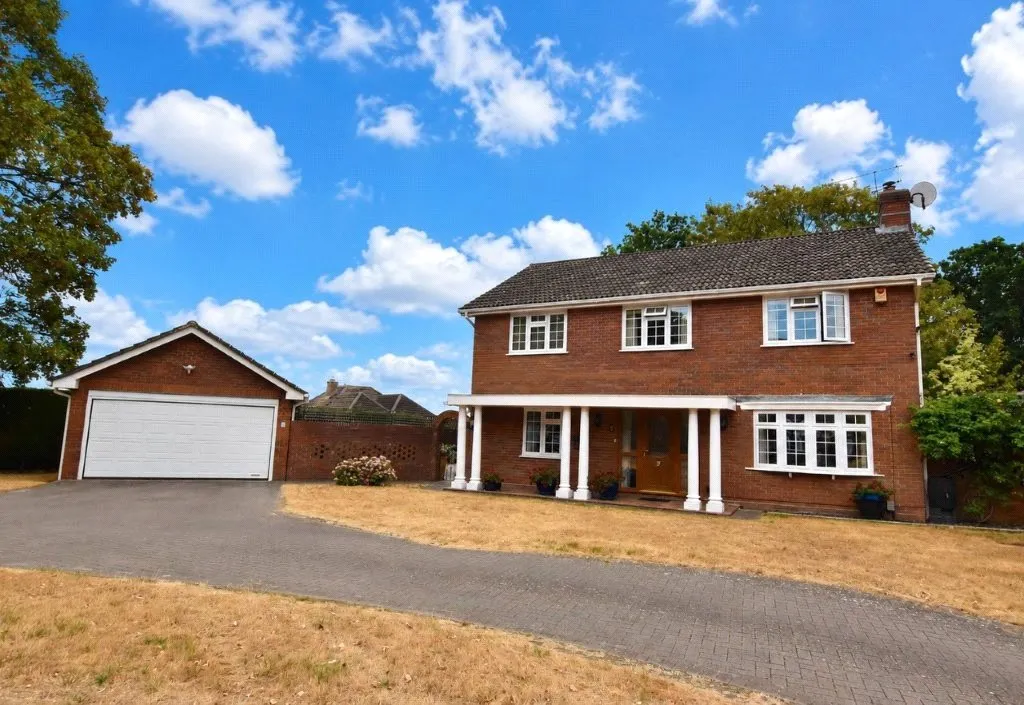 4 bed house for sale — The Sycamores, Farnborough, Hampshire, GU14 7BE
