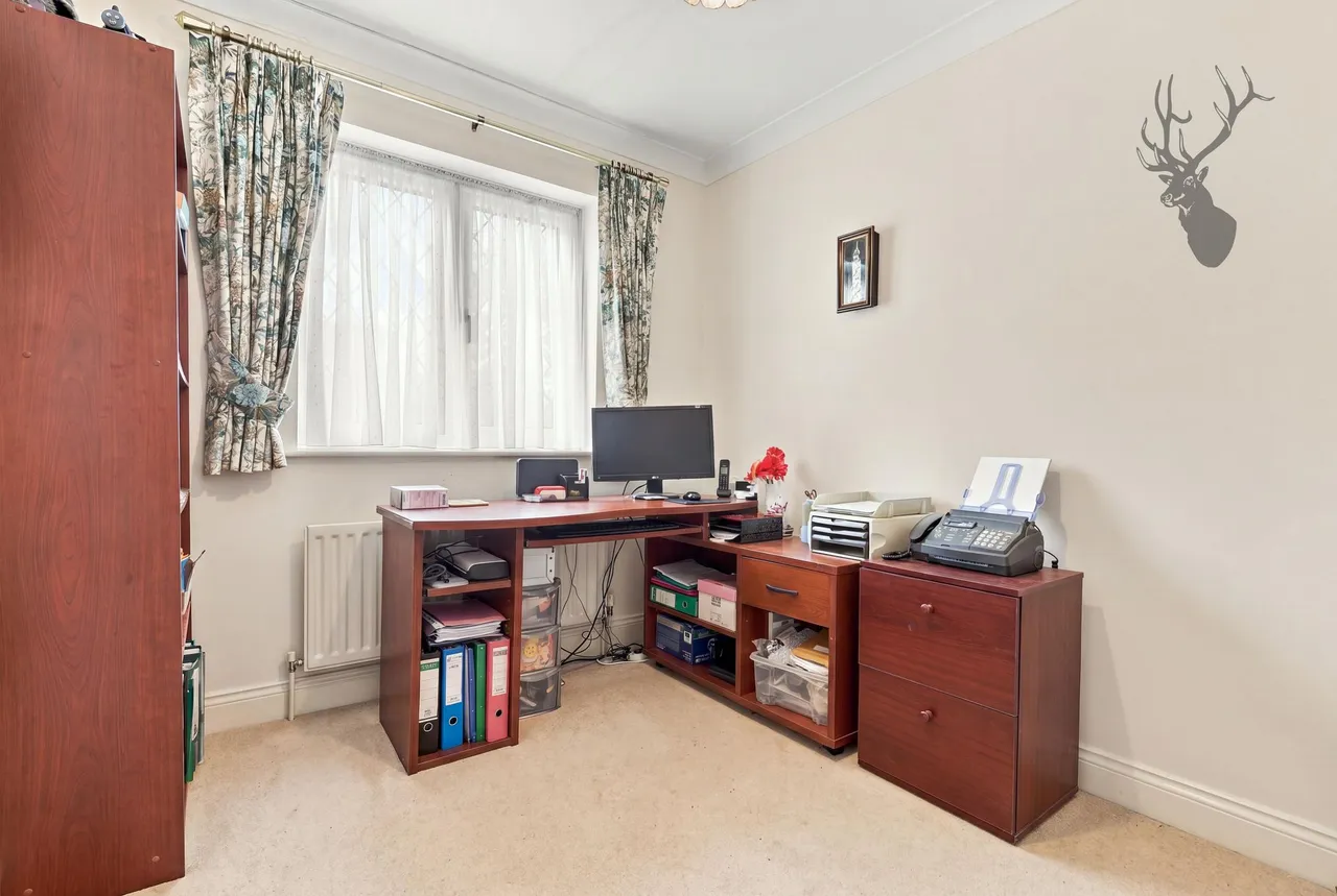 Canterbury Close, Chigwell, IG7, photo 9