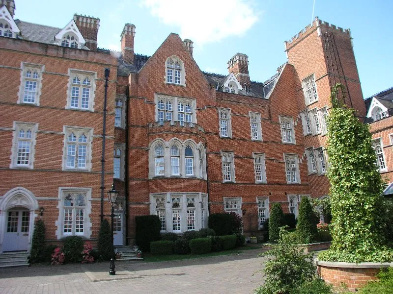 5 bed house to rent — Virginia Park, GU25 4SY