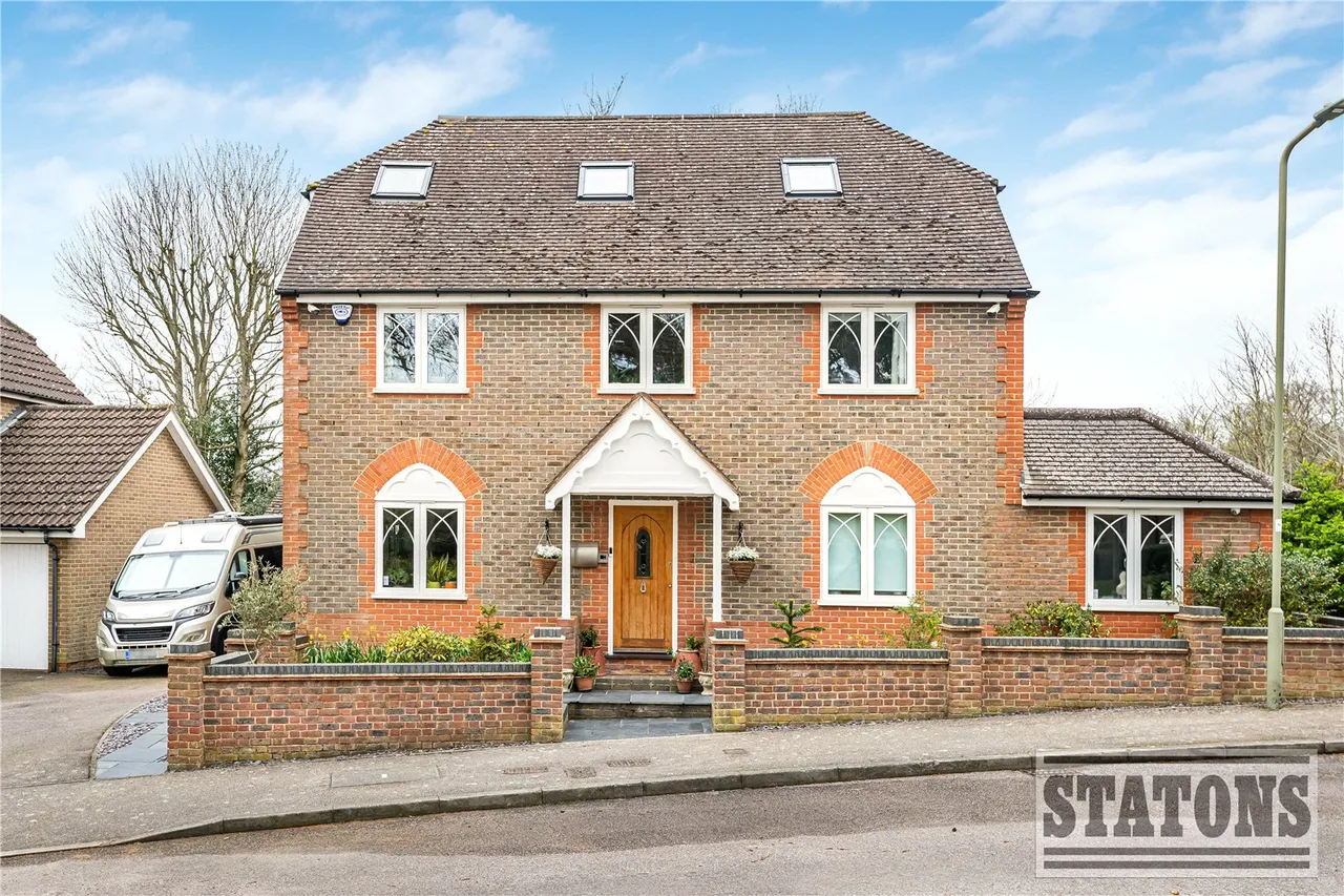 5 bed house for sale — Verwood Drive, Cockfosters, EN4 9TP
