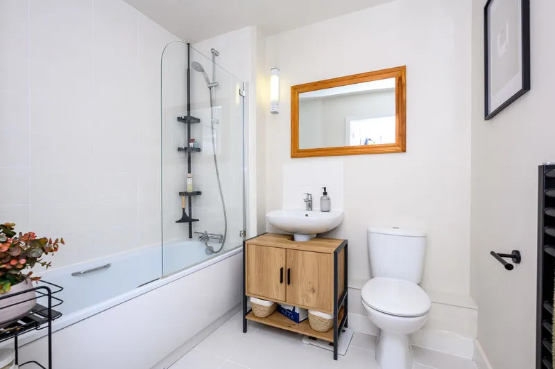 Alderson Grove Hersham, Walton-On-Thames KT12 5EG, photo 9