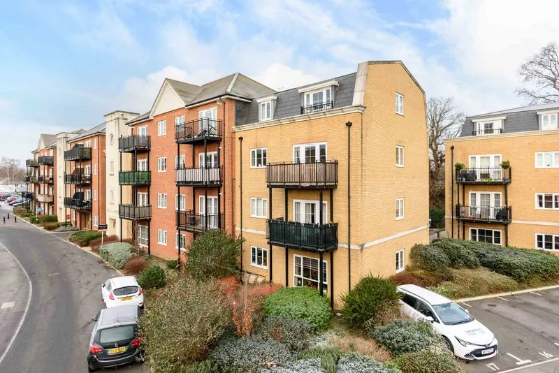 Alderson Grove Hersham, Walton-On-Thames KT12 5EG, photo 3