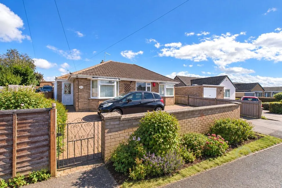 2 bed house for sale — Manor Road, Stanion, Northamptonshire, NN14
