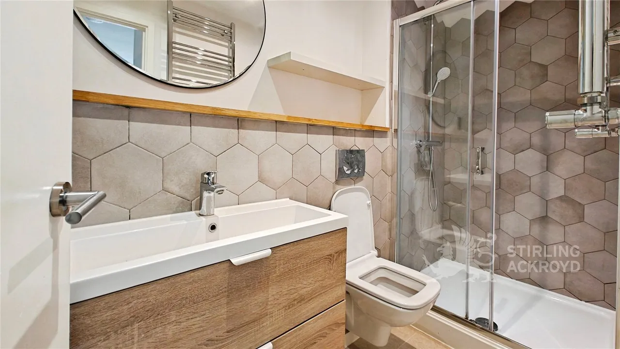Applegarth Avenue, Guildford, GU2, photo 3