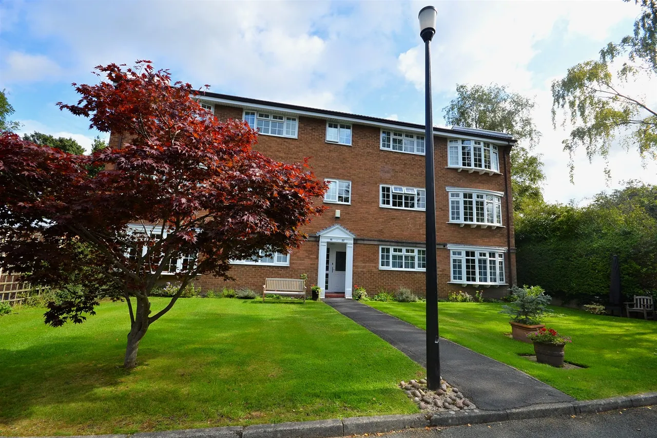 2 bed flat to rent, Pinewood Court, Sale