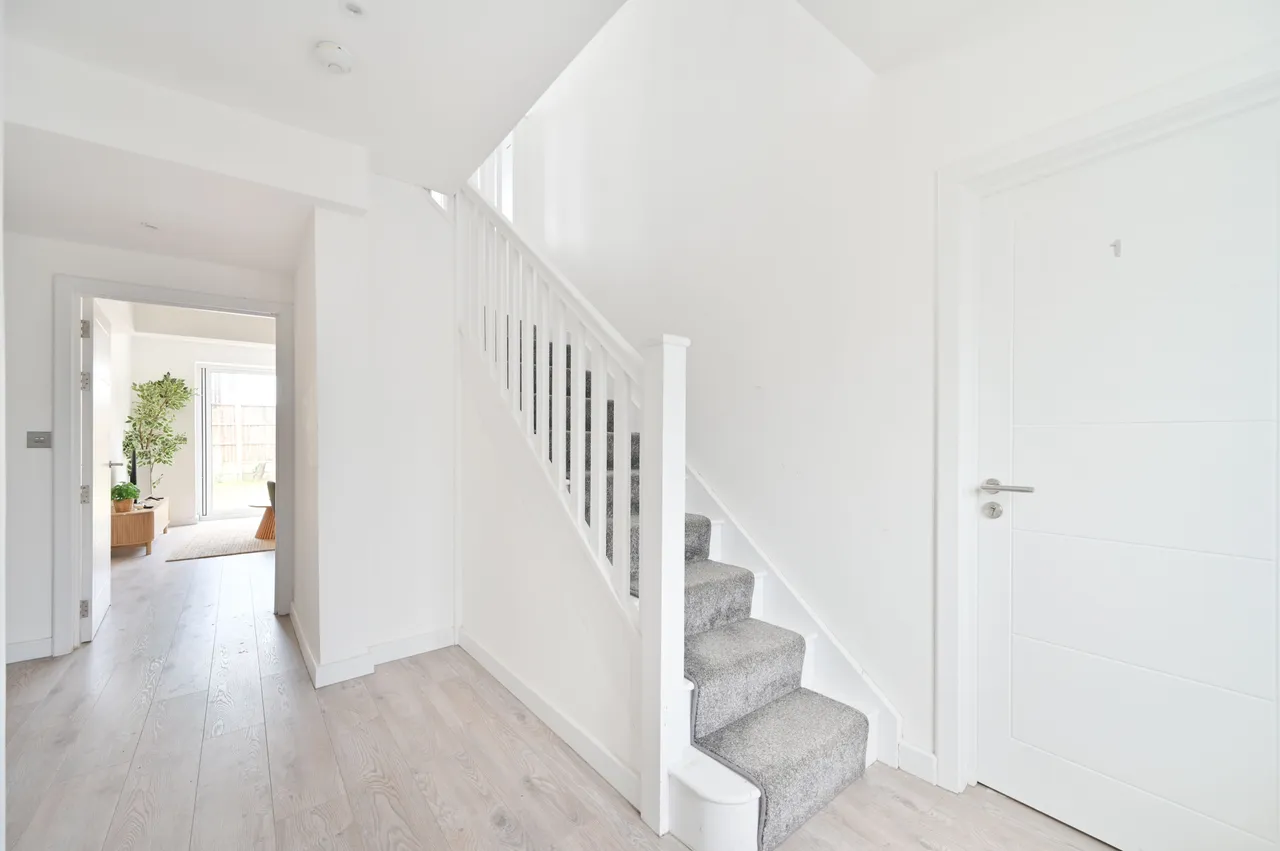 8 Hill Close, London, photo 8
