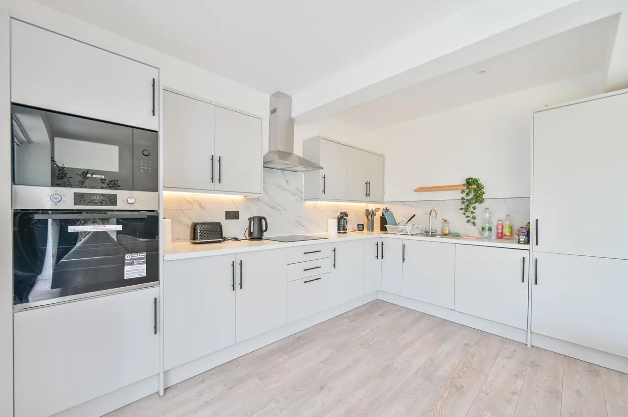8 Hill Close, London, photo 10