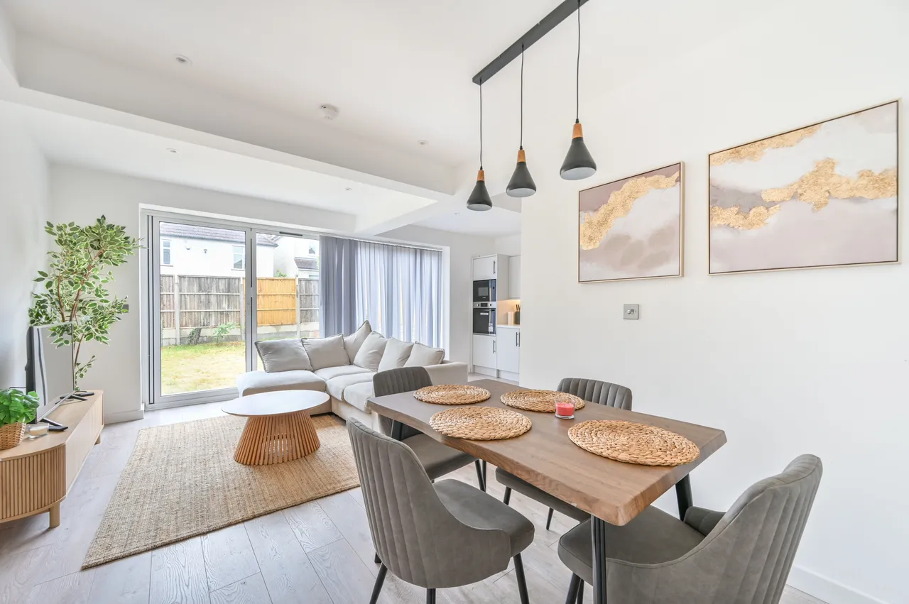 5 bed house to rent — 8 Hill Close, London
