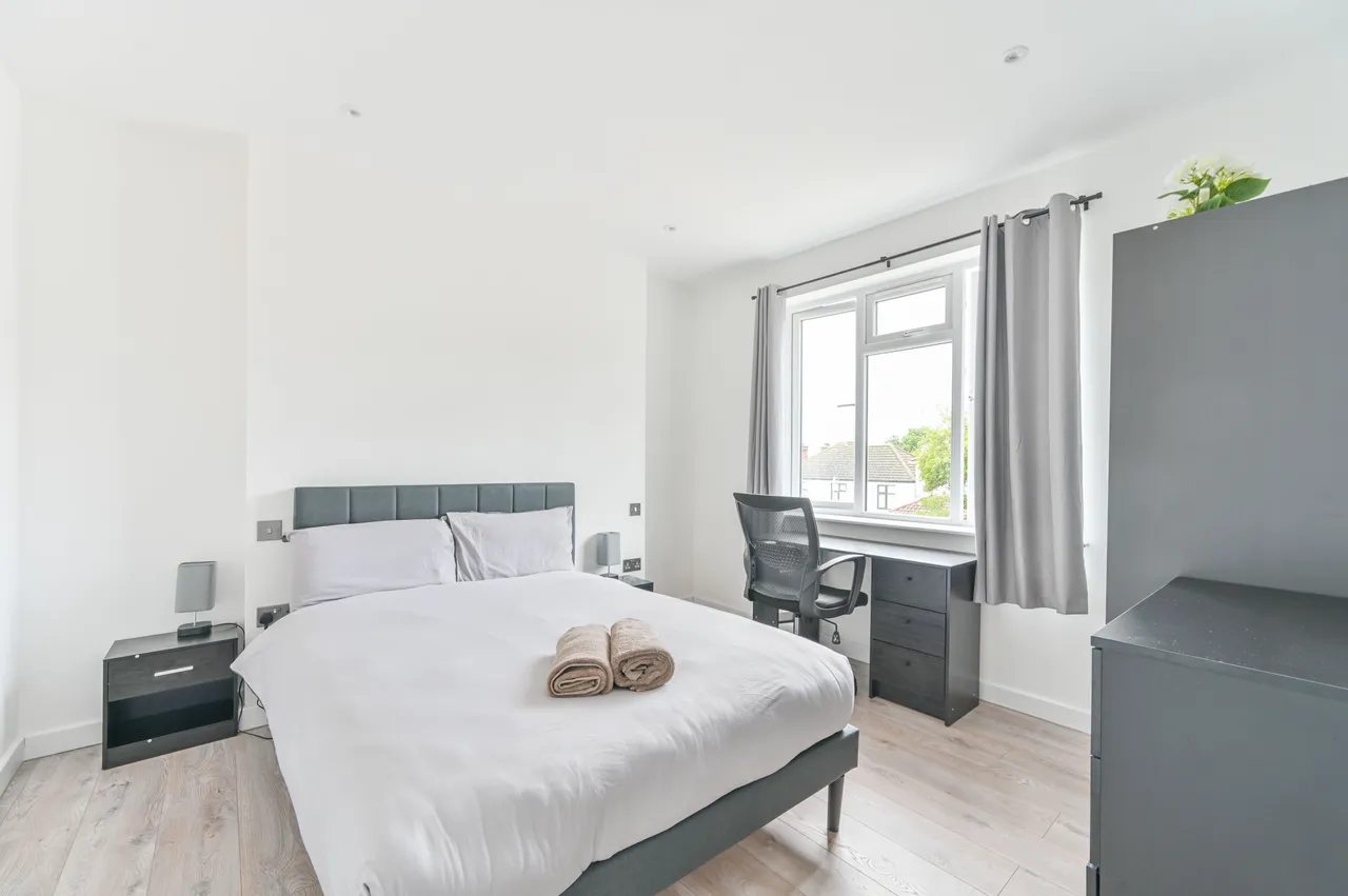 8 Hill Close, London, photo 11