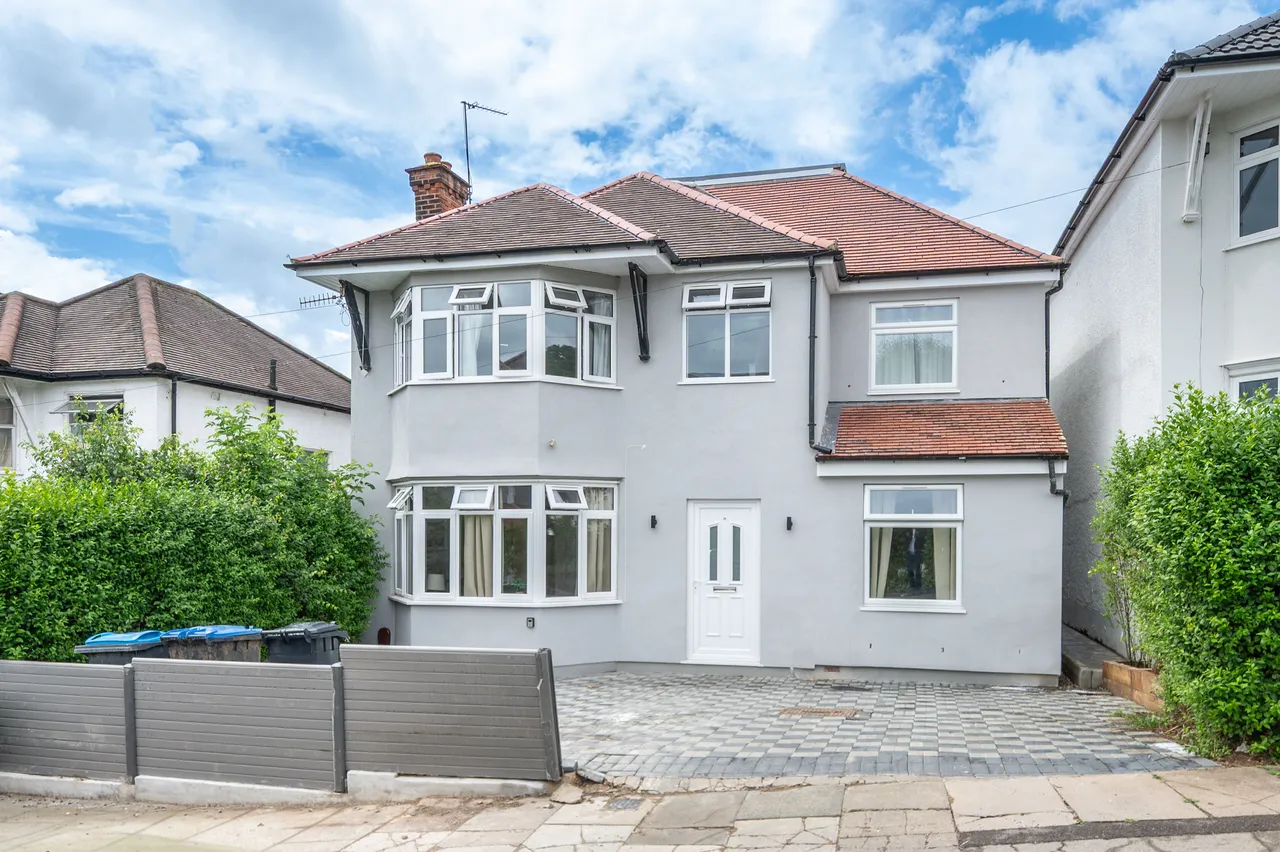 8 Hill Close, London, photo 2