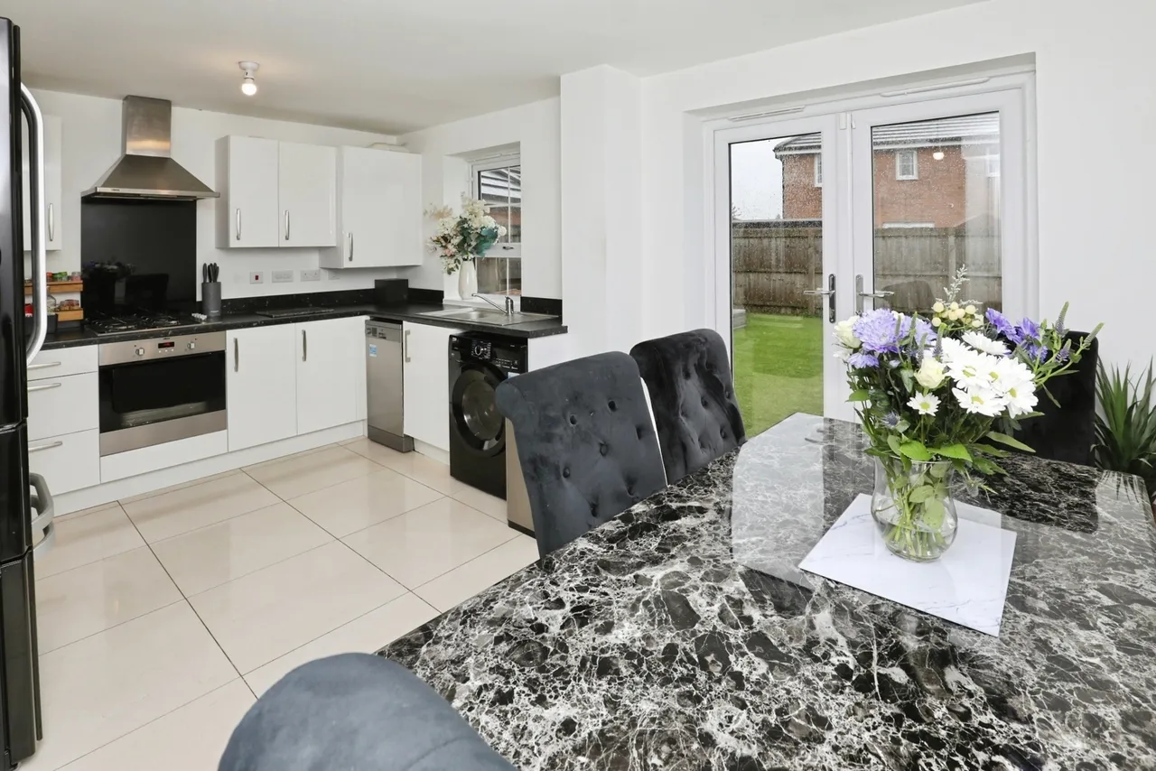 Thorn Tree Drive, Thornton, L23, photo 2