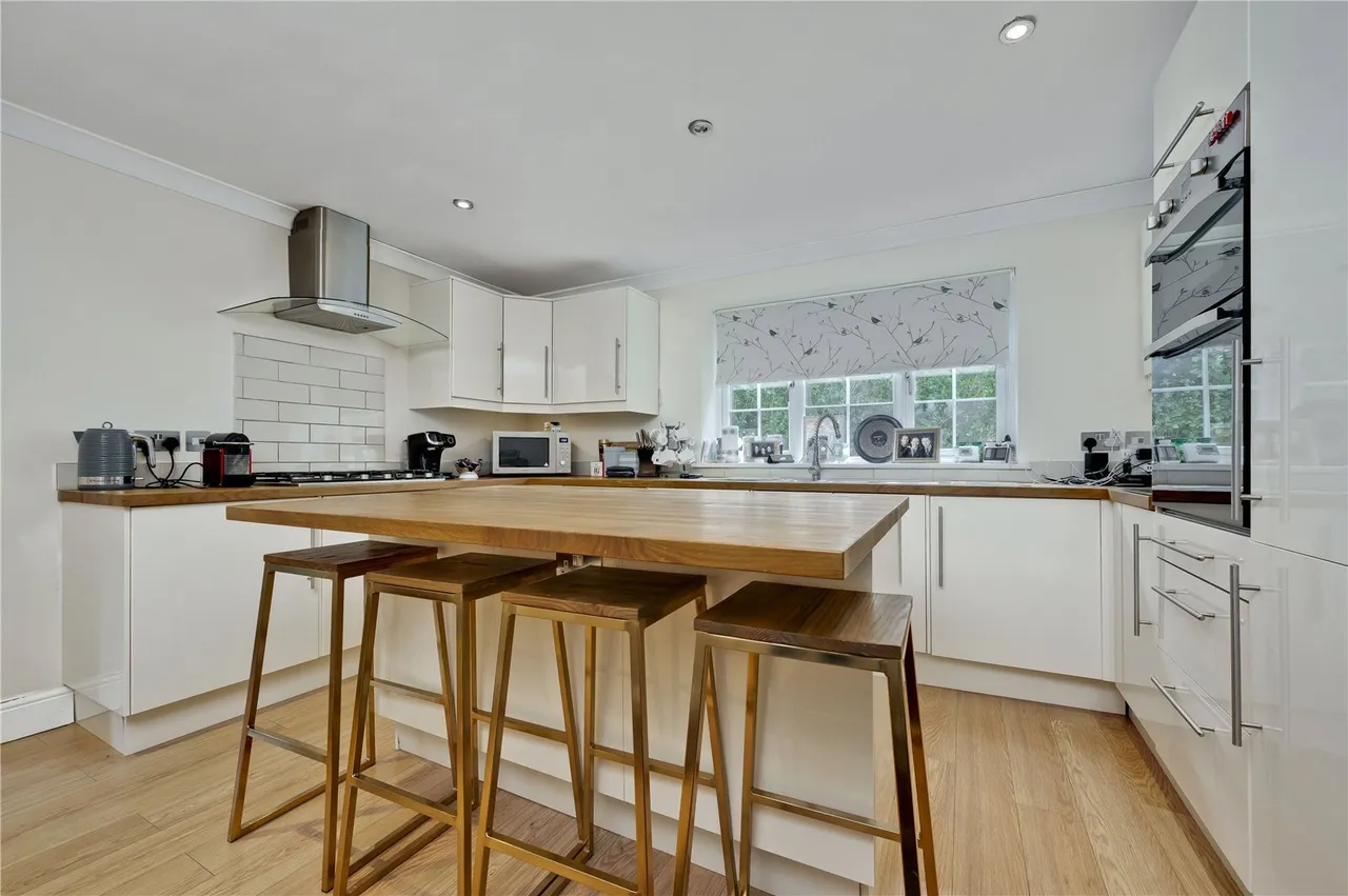 Elm Drive, Chobham, GU24, photo 5