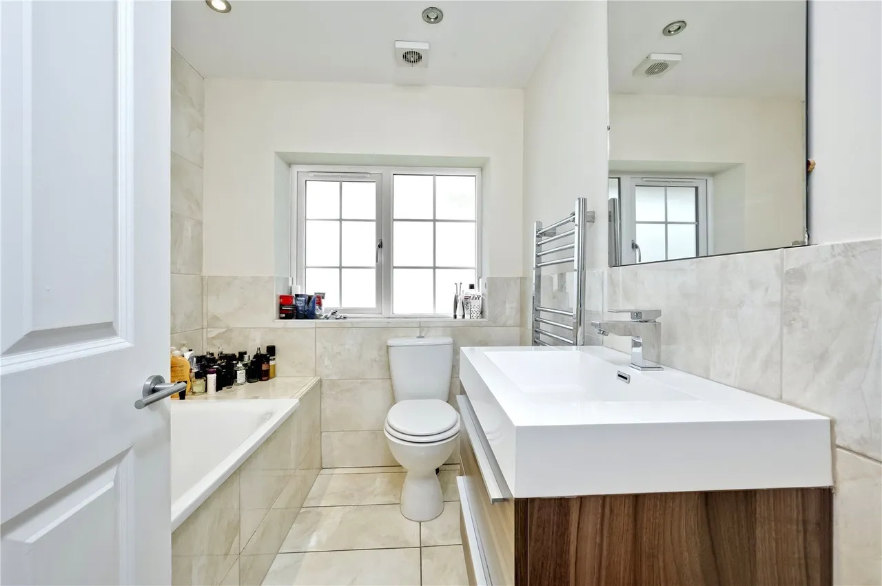 Elm Drive, Chobham, GU24, photo 7