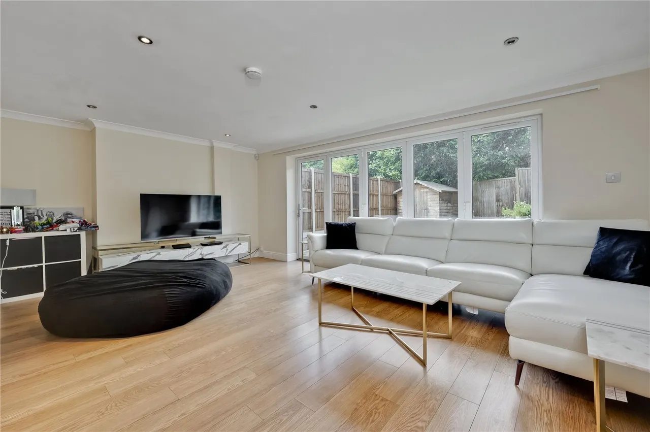 Elm Drive, Chobham, GU24, photo 2