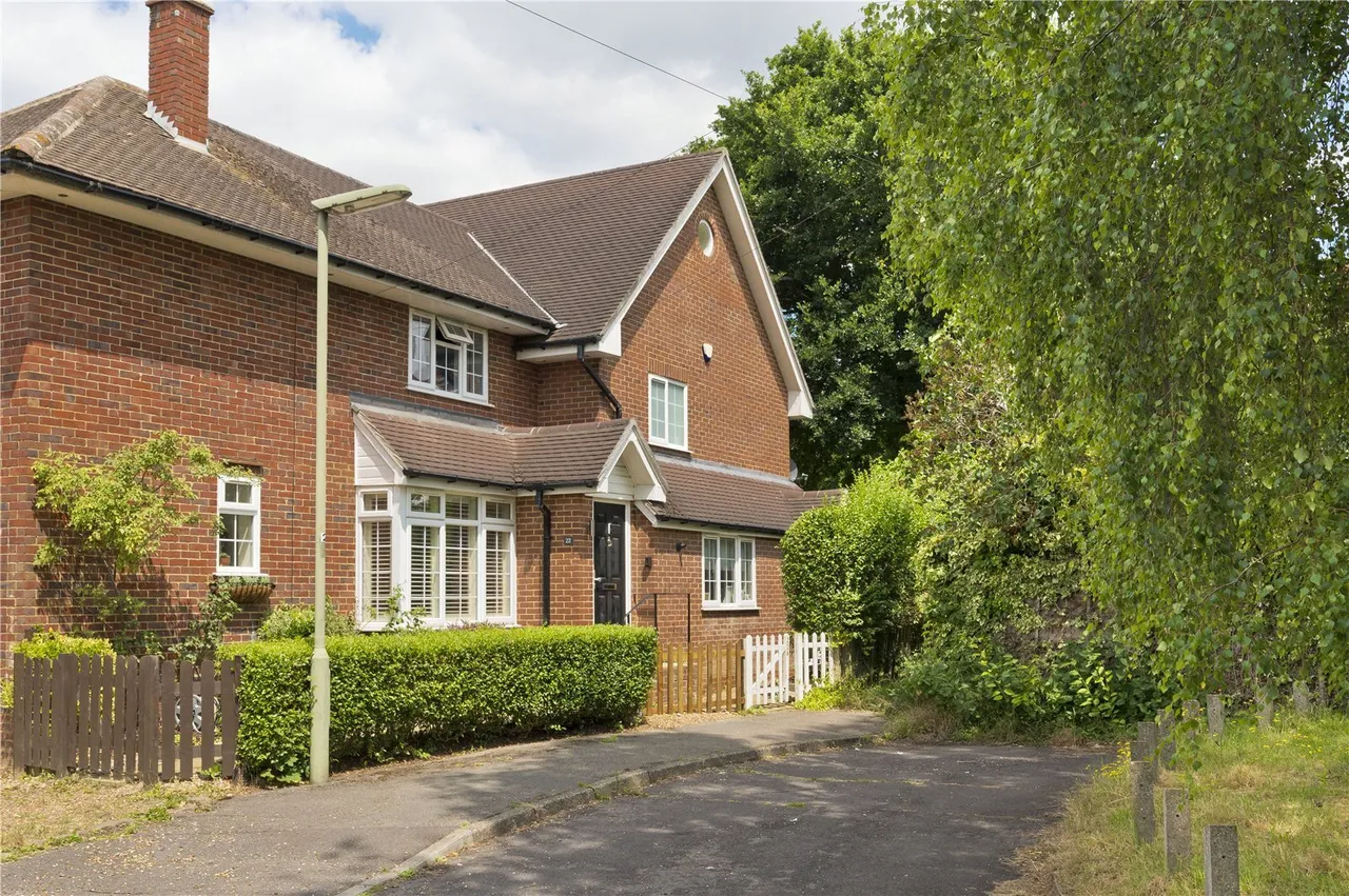 3 bed property for sale, Elm Drive, Chobham, GU24