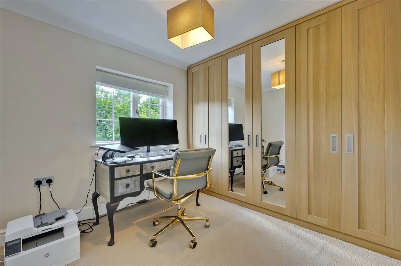 Elm Drive, Chobham, GU24, photo 10