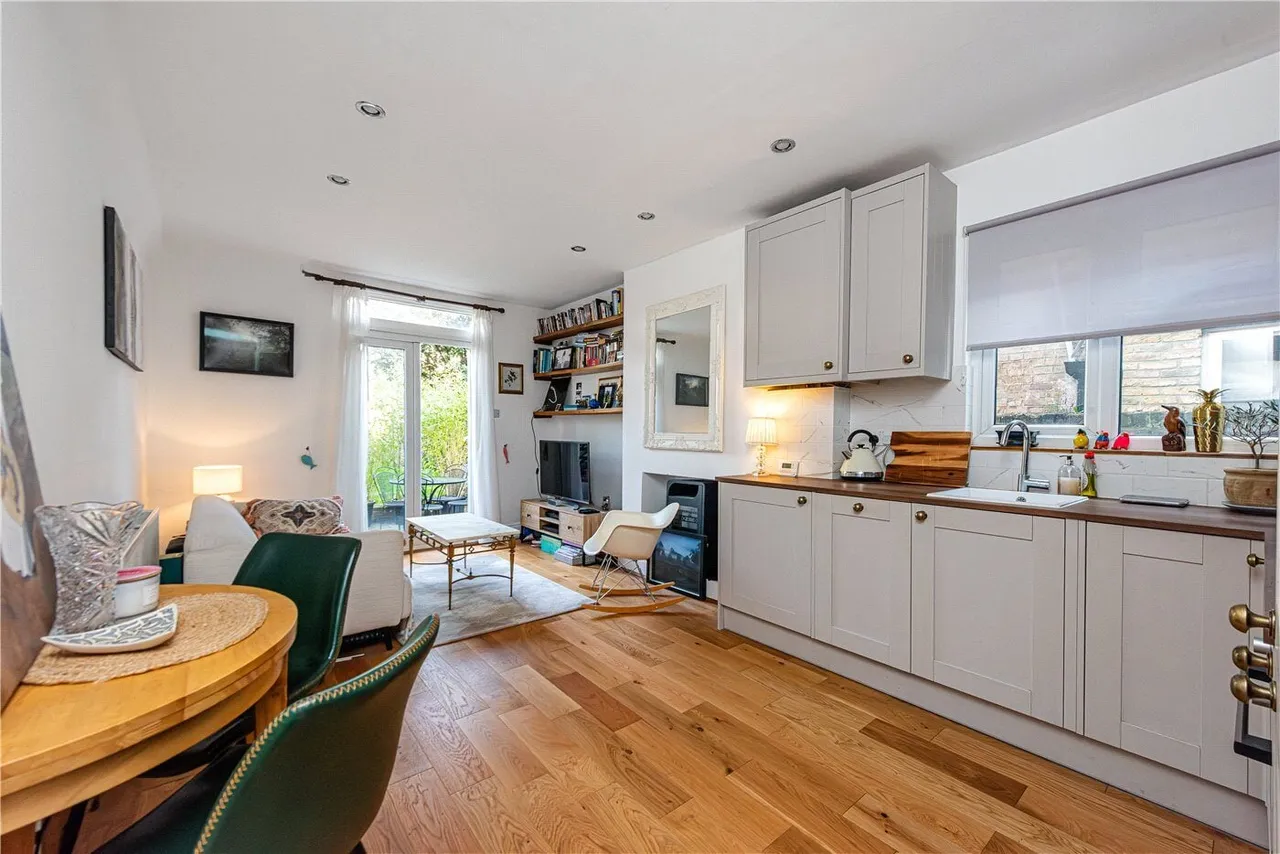 2 bed flat to rent, Leighton Gardens, London, NW10