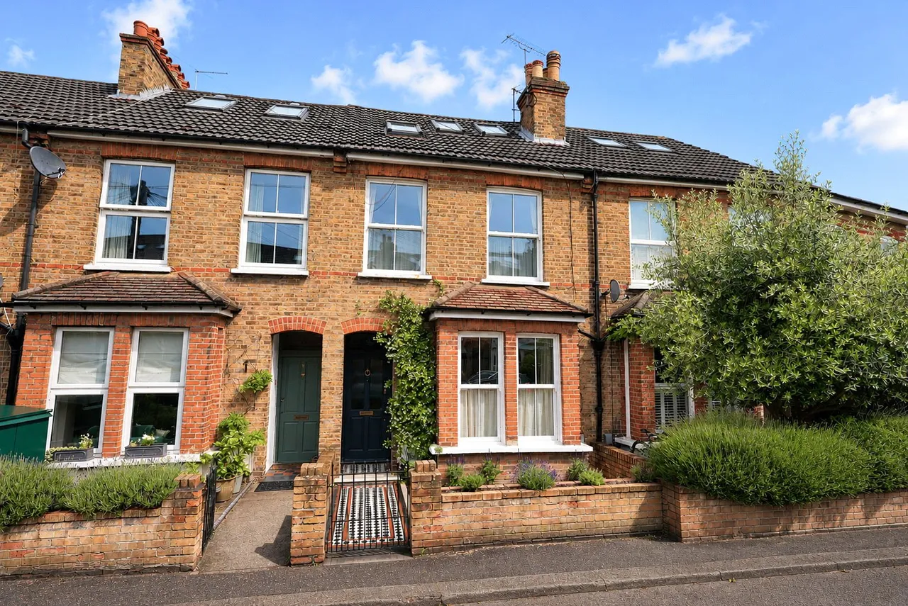 4 bed house for sale — Holly Road, Hampton Hill, TW12 1QF