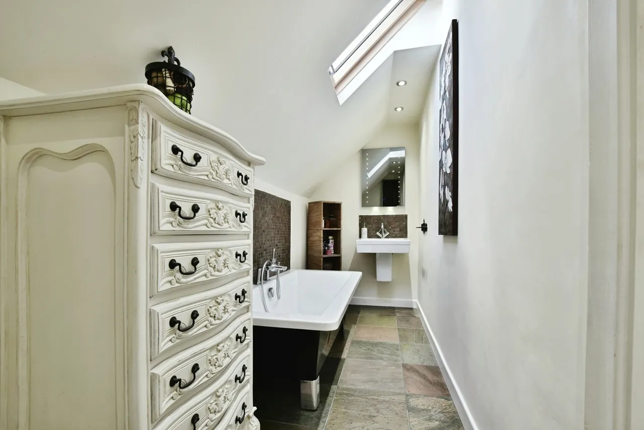 Handforth Road, Wilmslow, SK9, photo 25