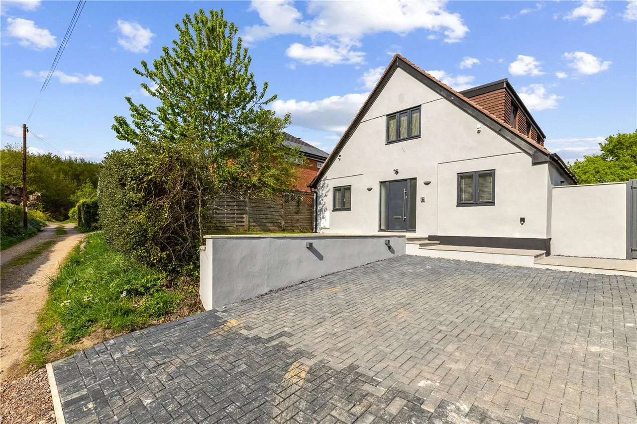 5 bed house to rent — Sandy Lane, Chobham, Surrey, GU24