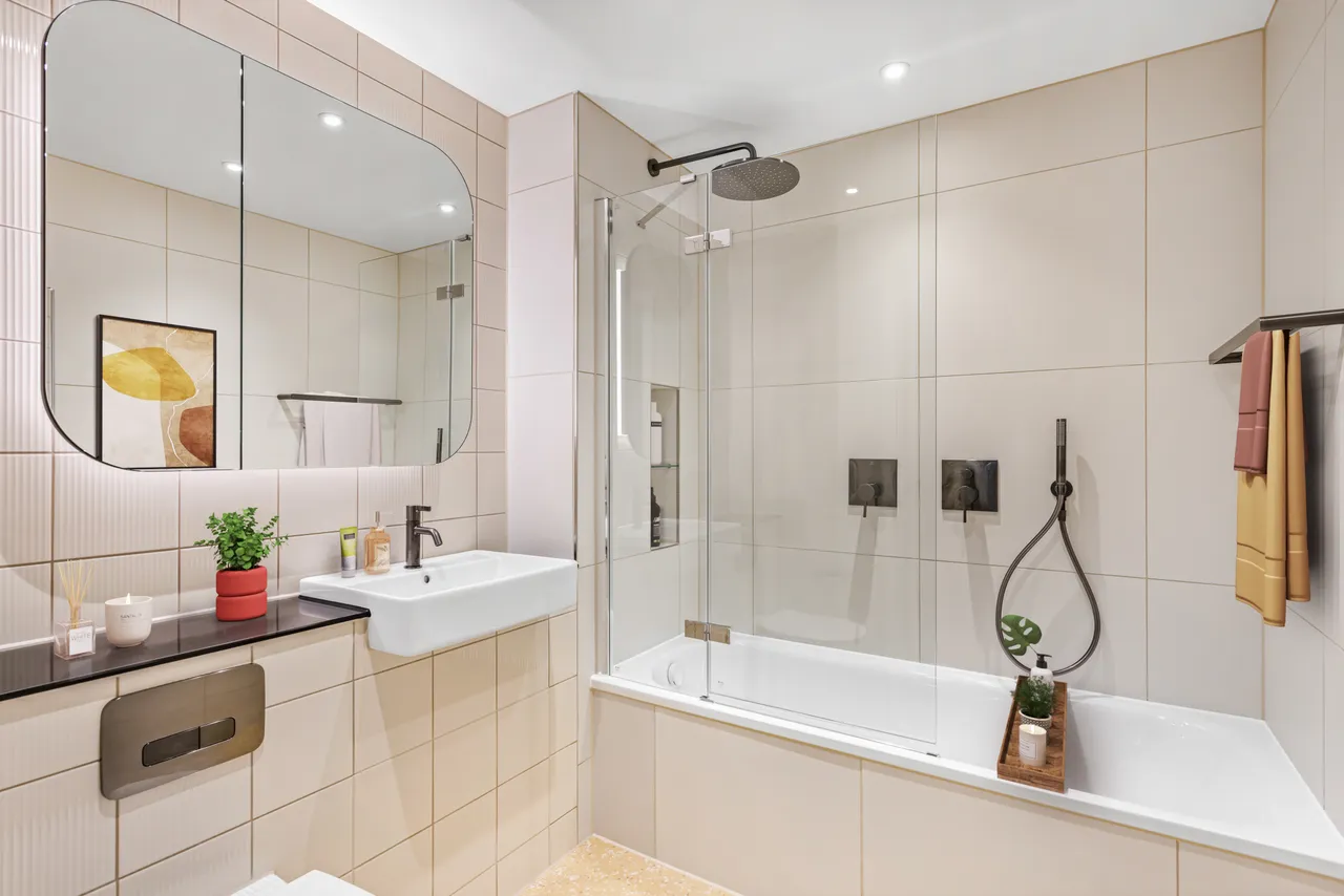 3 bed flat for sale, The Pages High Road, Wembley, HA9