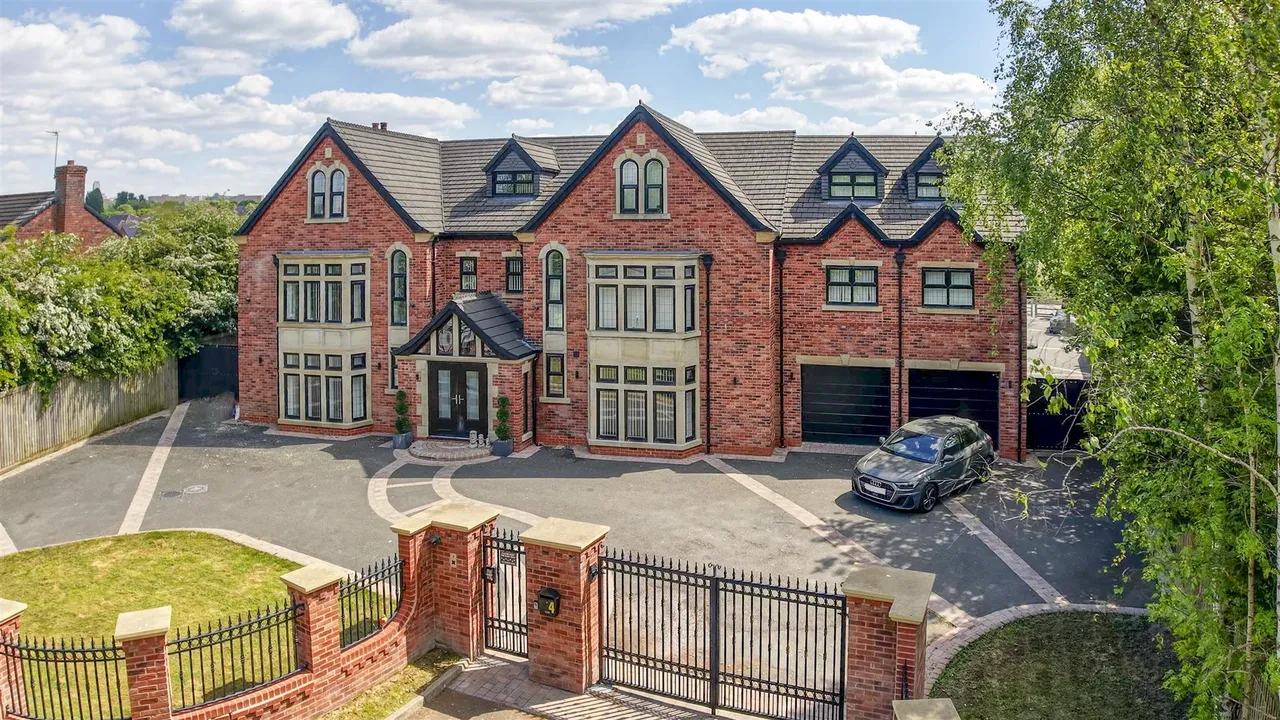 9 bed house for sale, Acre Plot