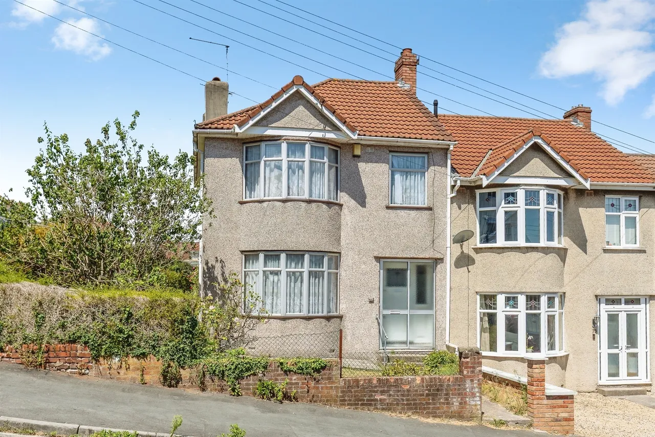 3 bed house for sale — Aylesbury Crescent, Bristol