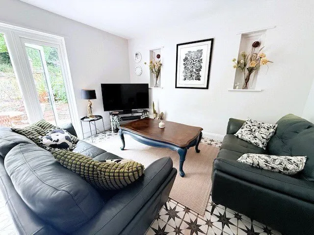 Hinchley Close, Esher, KT10, photo 2