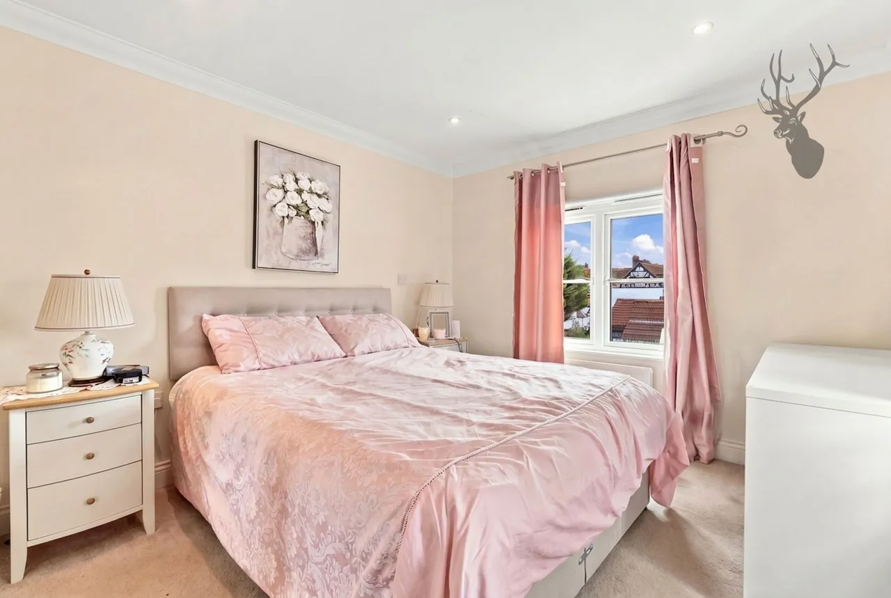 Willow Tree Close, Abridge, RM4, photo 16