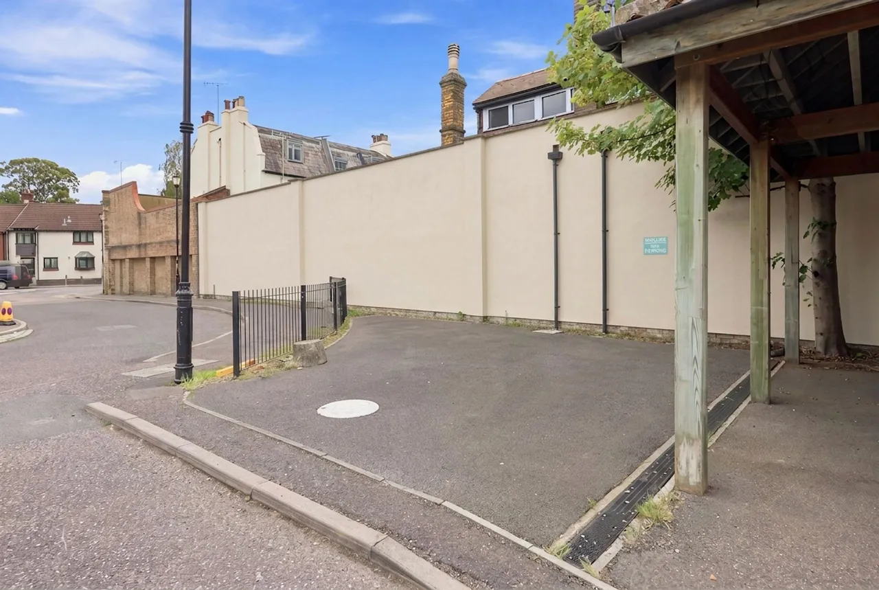 Willow Tree Close, Abridge, RM4, photo 27