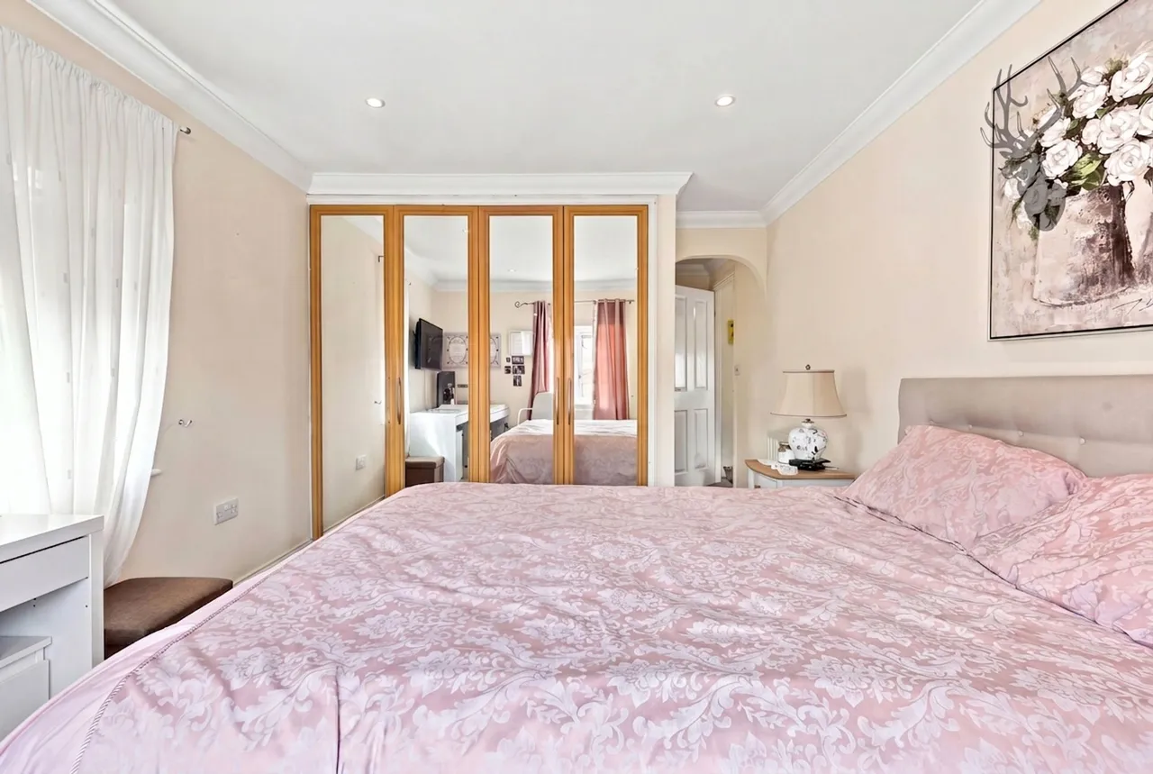 Willow Tree Close, Abridge, RM4, photo 18