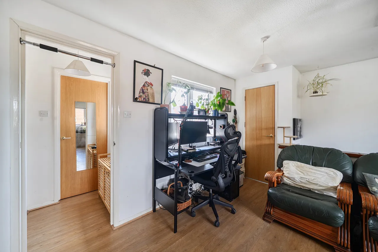 Beautiful One-Bedroom Maisonette with Private Garden & Parking, UB7, photo 11