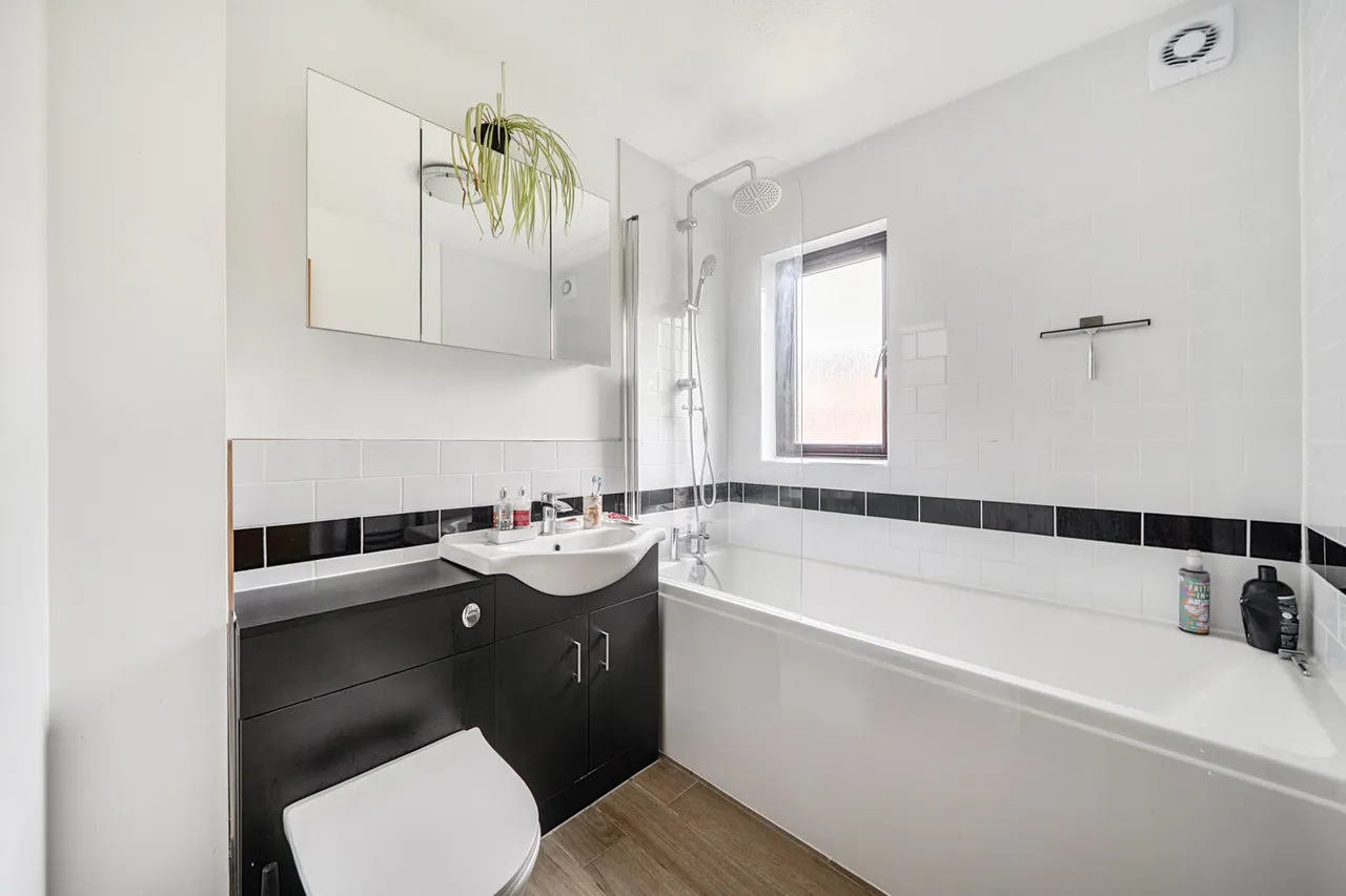 Beautiful One-Bedroom Maisonette with Private Garden & Parking, UB7, photo 6