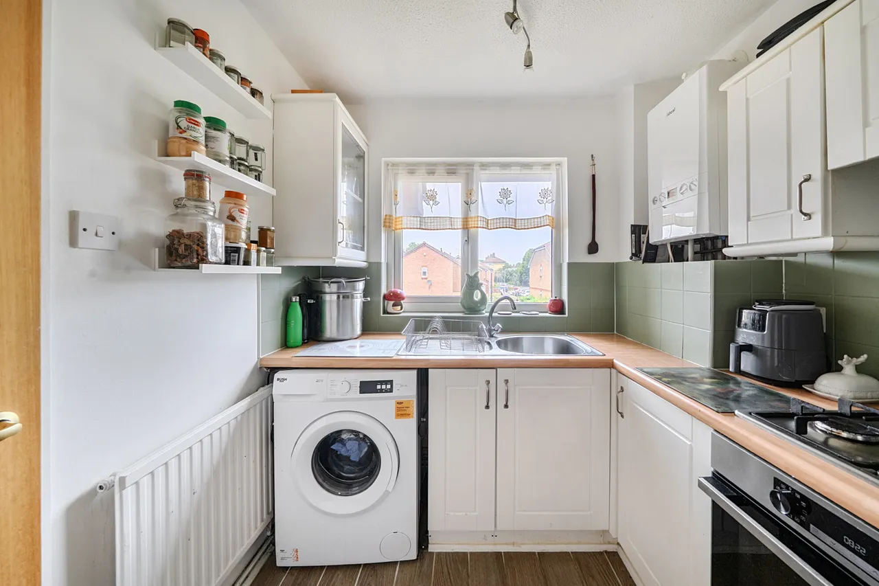 Beautiful One-Bedroom Maisonette with Private Garden & Parking, UB7, photo 4