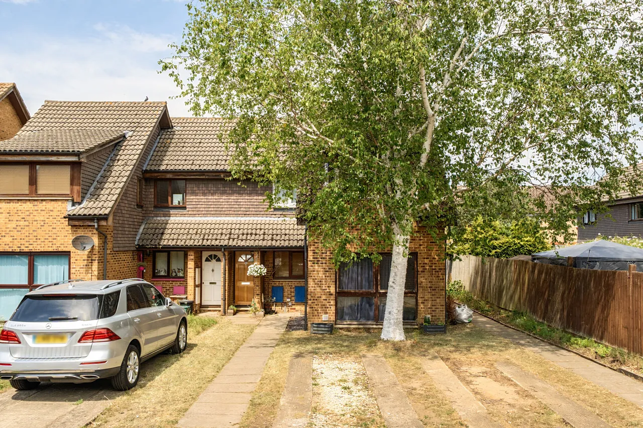 Beautiful One-Bedroom Maisonette with Private Garden & Parking, UB7, photo 16