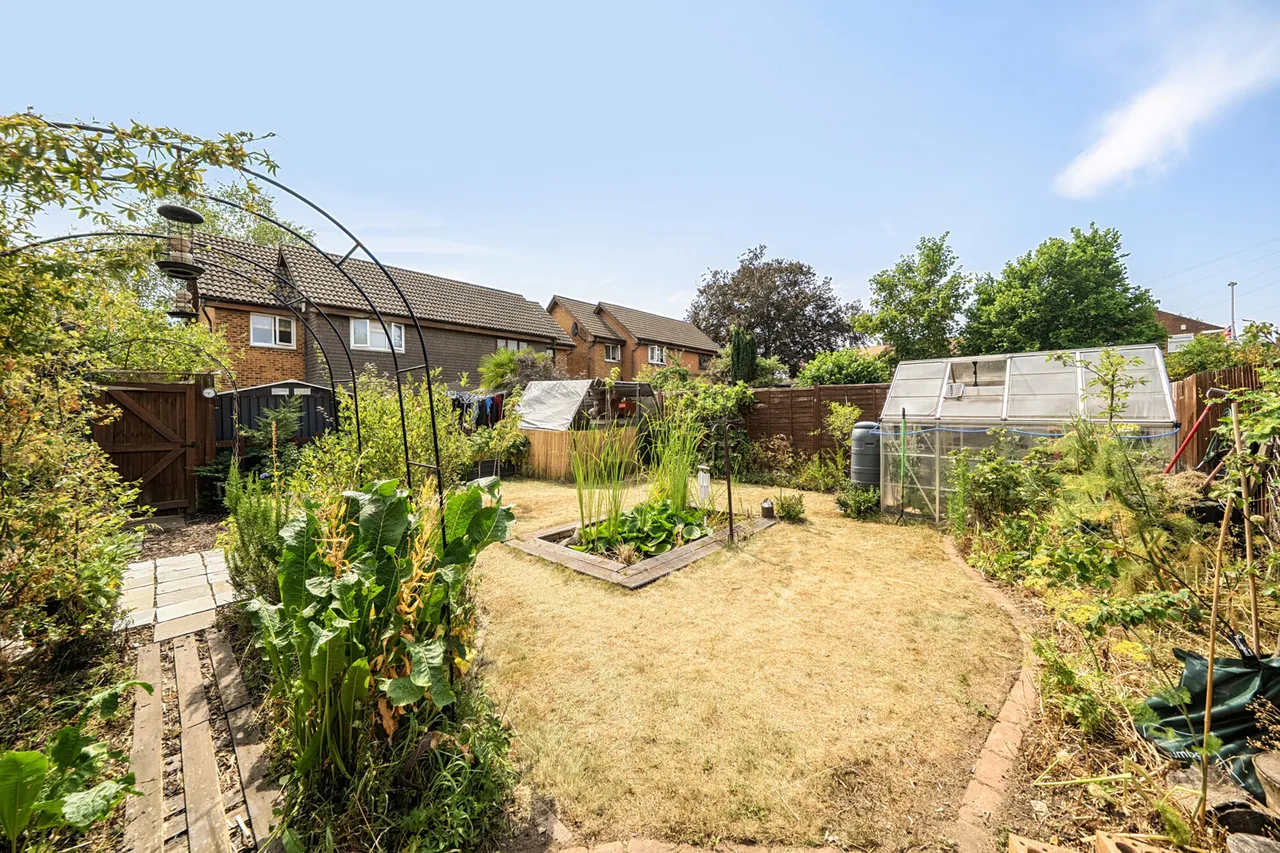 Beautiful One-Bedroom Maisonette with Private Garden & Parking, UB7, photo 8
