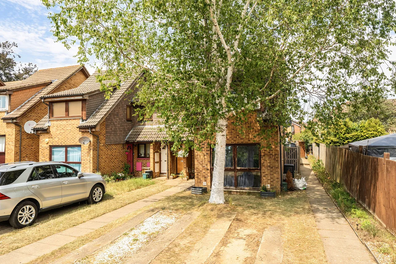 Beautiful One-Bedroom Maisonette with Private Garden & Parking, UB7, photo 14