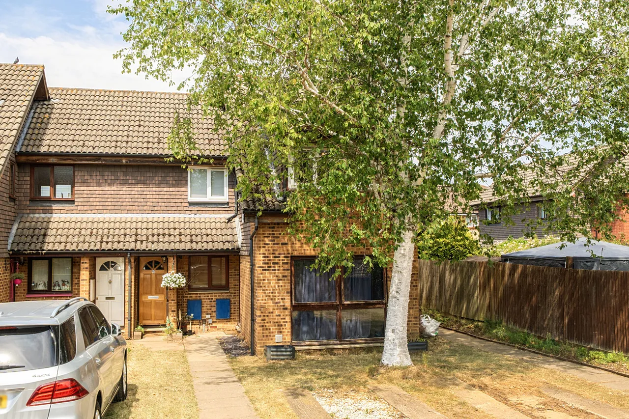 Beautiful One-Bedroom Maisonette with Private Garden & Parking, UB7, photo 15