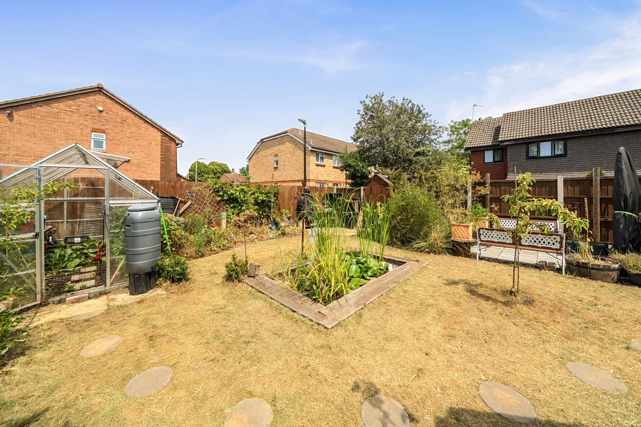 Beautiful One-Bedroom Maisonette with Private Garden & Parking, UB7, photo 9