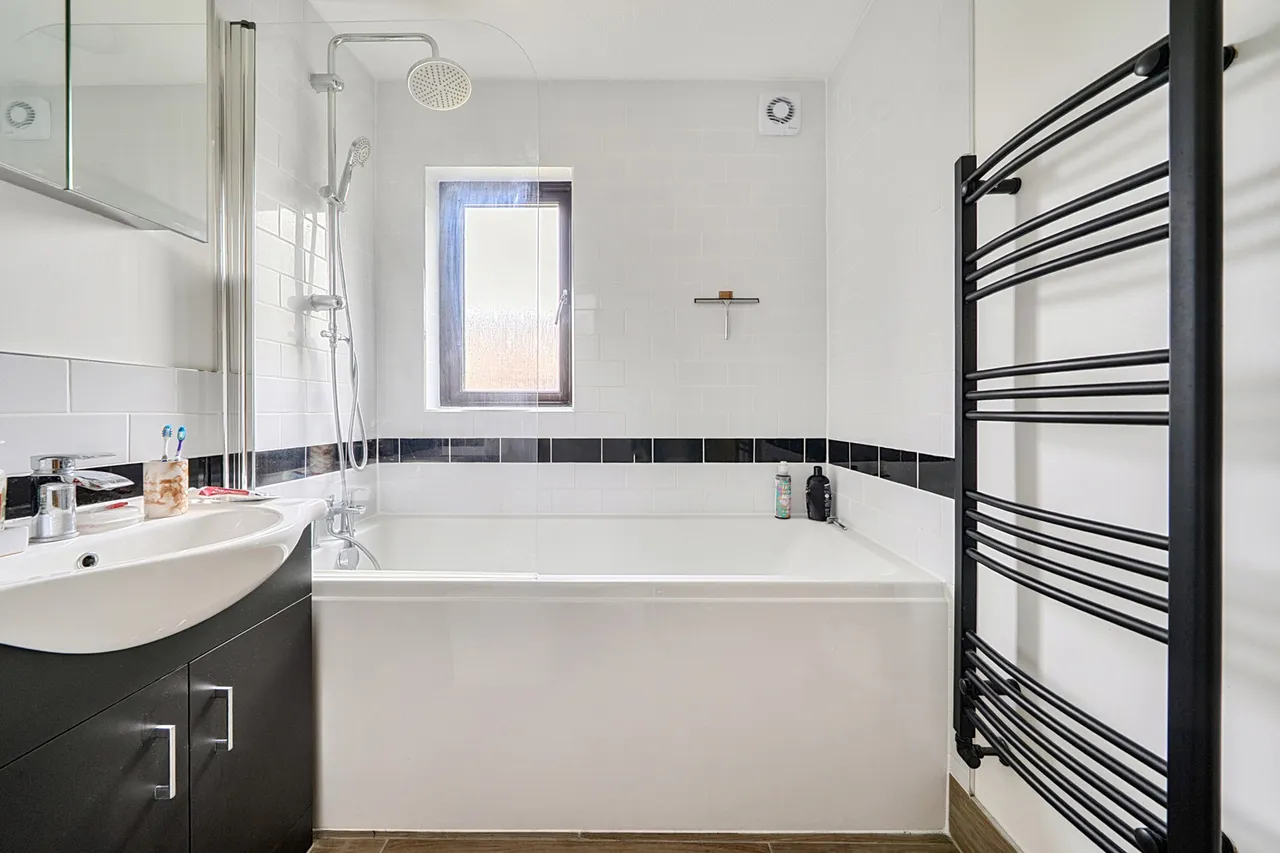 Beautiful One-Bedroom Maisonette with Private Garden & Parking, UB7, photo 5