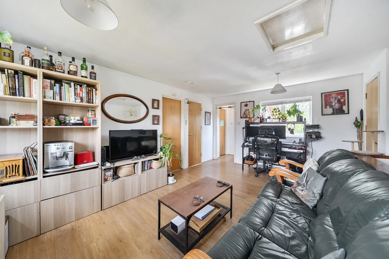 1 bed flat for sale, Beautiful One-Bedroom Maisonette with Private Garden & Parking, UB7